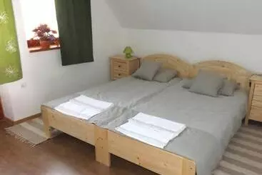 ペンション Dinnyelaposi Vendégház