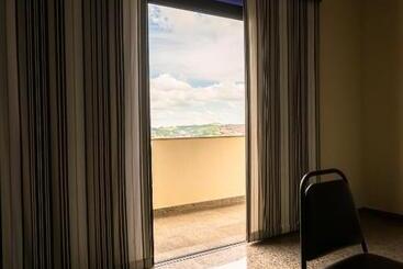 Отель Rovi Plaza