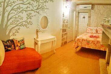 Aamiaismajoitus (B&B) Lilyum Alaçatı Taş Ev