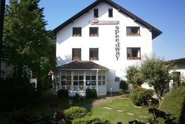 فندق Penzion Speedway