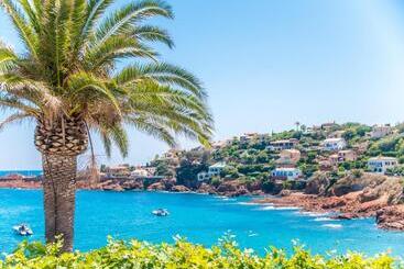 Отель Les Flots Bleus