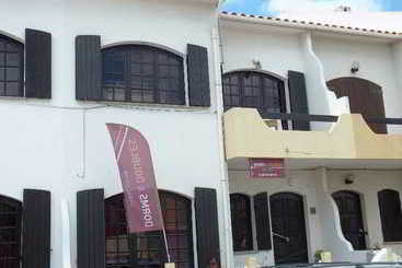 ベッドアンドブレックファースト Dorms & Doubles