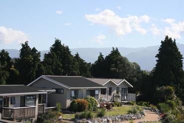 Pohara Beachfront Motel