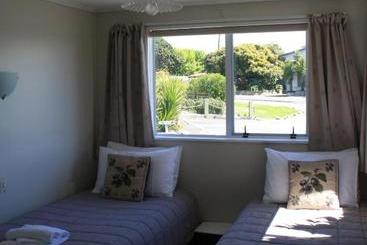 Pohara Beachfront Motel