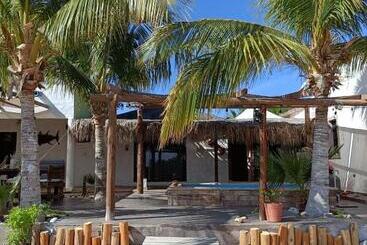 هتل آپارتمان Selenes Hostel