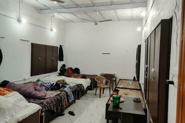 הוסטל Dormitory Eps