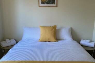 בית מלון כפרי Wedderburn Caravan Park