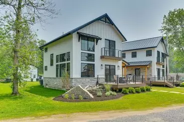 Mökkimajoitus Spacious Lake Ontario Getaway: Steps To Beach!