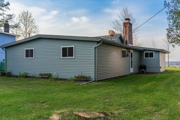 Mökkimajoitus Waterfront Lake Michigan Retreat W/ Beach!