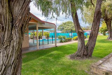 هتل Busselton Villas And Glamping Village