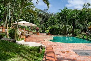 هتل Hillside Nature Lifestyle Lodge