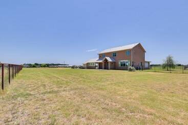 Mökkimajoitus 26 Acre Pilot Point Ranch Home W/ Pool & Mini Golf