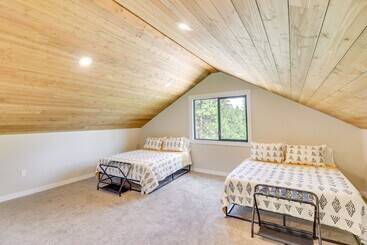 بيت ريفى Modern Lakeside Cabin W/ Mountain Views & Hot Tub!