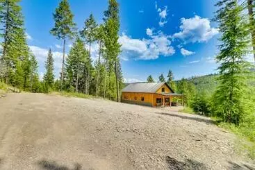 Mökkimajoitus Modern Lakeside Cabin W/ Mountain Views & Hot Tub!