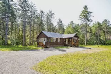 Mökkimajoitus 5 Acre Brantingham Property W/ Porch & Grill!