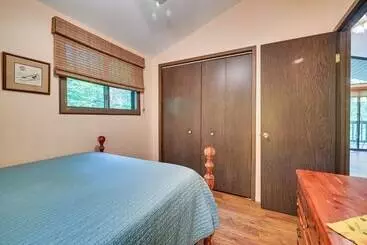 コテージ Charming Hedgesville Retreat W/ Deck + Fireplace!