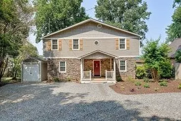 Mökkimajoitus Commodore Bay Waterfront Home On Lake Norman!