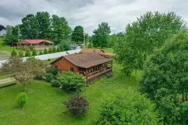 Mökkimajoitus Cozy Brookville Home W/ Fire Pit & Deck!
