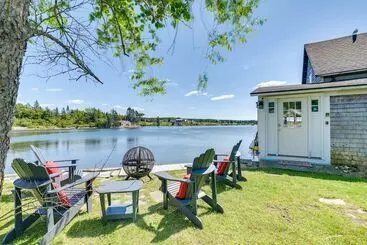 Historic Winter Harbor Cottage W/ Waterfront Views