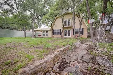 コテージ Lake Brownwood Home W/ Private Boat Dock!