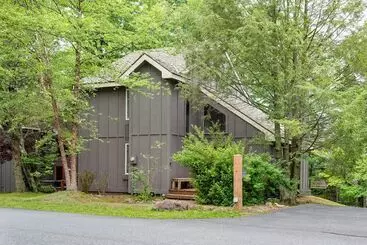 コテージ Lake Harmony Home W/ Screened Porch & Hot Tub!