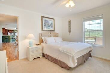 بيت ريفى Hendersonville Retreat W/ Mtn Views & Deck!
