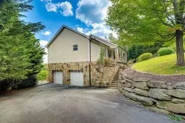 Mökkimajoitus Hendersonville Retreat W/ Mtn Views & Deck!