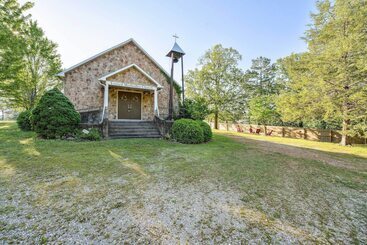 کلبه Old Church Retreat  W/ Fire Pit & Air Hockey!