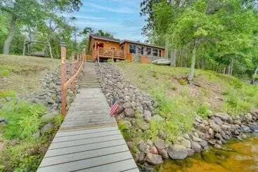 コテージ Pet Friendly Waterfront Minong Cabin With Fire Pit