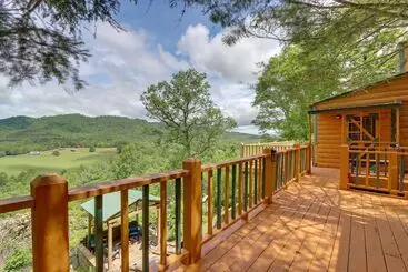 Mökkimajoitus Secluded Mountain Cabin W/ Decks + Gazebo!