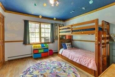 קוטג'' Sparrow Bush Retreat W/ Pool & Screened Porch