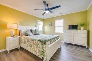 コテージ Sun & Surf Oak Island Home, Steps To Beach!