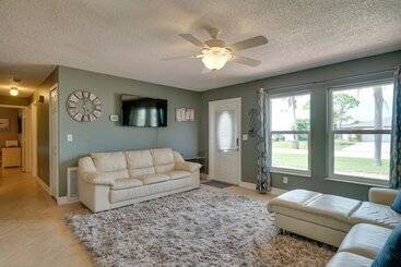 Dom wiejski Cape Coral Vacation Home W/ Lanai & Private Pool!