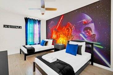 קוטג'' Lake View Getaway: Pool, Game Room, Theming!