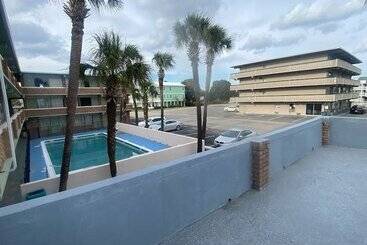 Palms By The Beach Motel