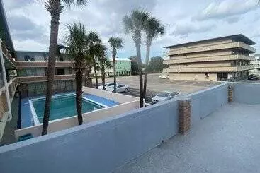 Palms By The Beach Motel