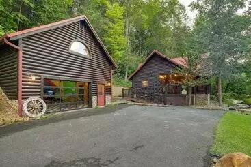 Mökkimajoitus Sevierville Sanctuary Huge Game Room & Hot Tub!