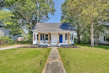 کلبه Updated Greenville Home W/ Backyard!