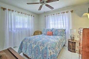 بيت ريفى St. Petersburg Home W/ Tropical Yard & Pool!