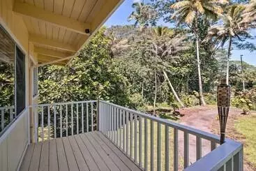 Mökkimajoitus Sunny Pahoa Retreat: Snorkel, Hike & Shop!