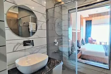 Luxury Inn By Stotrak Hotels