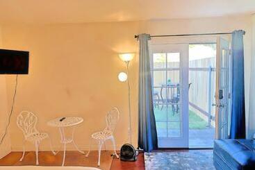 פנסיון Magiq Private Master En Suite W Private Bathroom Private Entrance Patio Yard No Shared Spaces