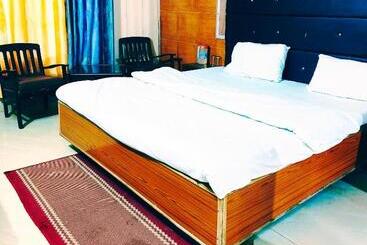 هتل Holiday Plaza Dalhousie   Near Ghandhi Chowk Mall Road