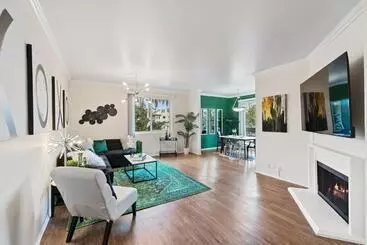 Huoneistohotelli Beverly Hills Glamour Oasis 2 Br Apt With Parking 304