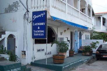هتل کپسول Shrimpy S Waterfront Hostel And Crew Quarters