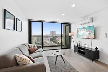 Downtown Apartment With Balcony City View, Gym & Lounge