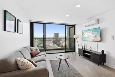 Downtown Apartment With Balcony City View, Gym & Lounge