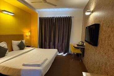 Fabhotel Old Meple Leaf