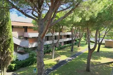 Apartment 3 Beds In Residence With Swimming Pool Bed And Bath Linen Included