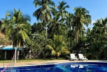 בית מלון כפרי Beach Life Palomino & Beach Club